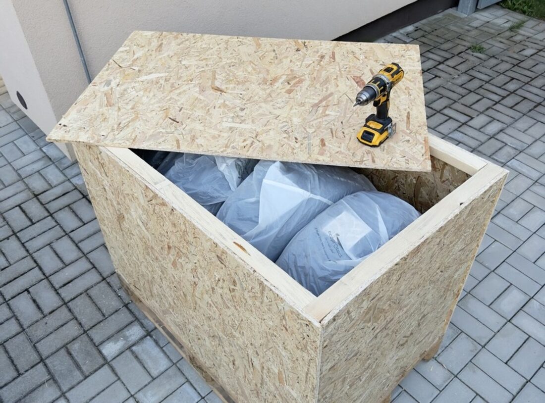 Kontrola fixace před uzavřením bedny