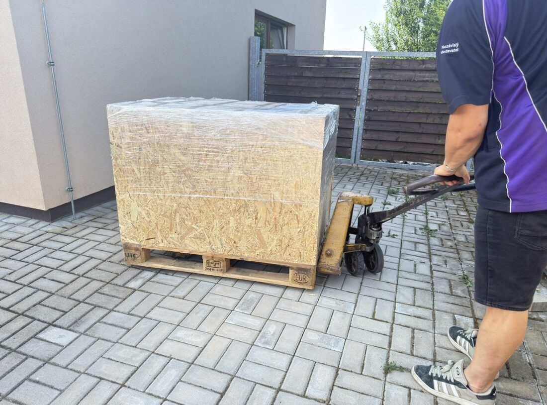Uzavřená OSB bedna připravená k přepravě
